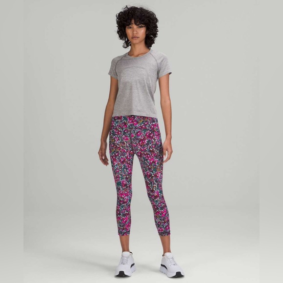 Lululemon Swift Speed High-Rise Crop 21"
Floral Electric Multi - Picture 5 of 9